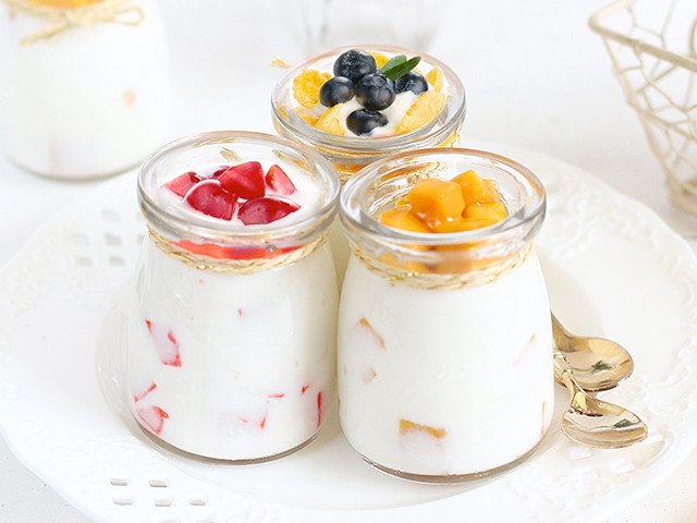 Sữa chua: Hàm lượng protein, canxi trong sữa chua có tác dụng tốt trong việc đốt cháy chất béo dư thừa, thúc đẩy quá trình giảm cân và giúp lấy lại vóc dáng thon thả. Do vậy, đây chính là món ăn sáng lành mạnh giúp giảm cân.