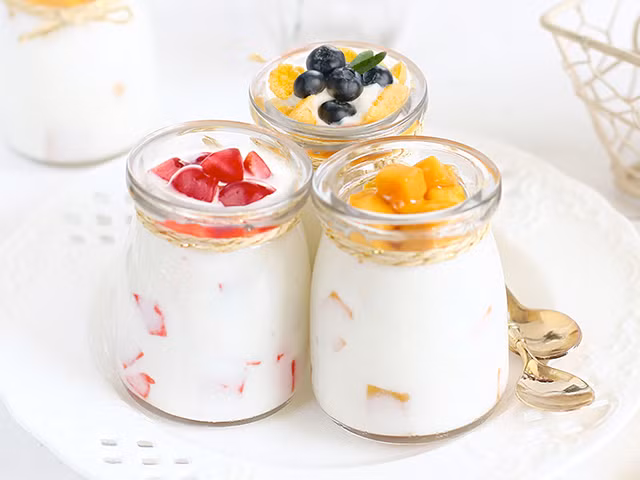 Sữa chua: Hàm lượng protein, canxi trong sữa chua có tác dụng tốt trong việc đốt cháy chất béo dư thừa, thúc đẩy quá trình giảm cân và giúp lấy lại vóc dáng thon thả. Do vậy, đây chính là món ăn sáng lành mạnh giúp giảm cân.