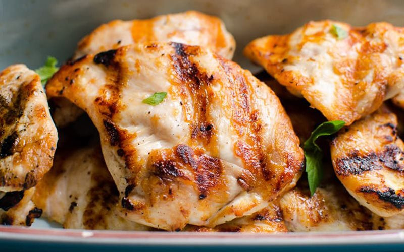 Ức gà: Một phần ức gà nhỏ chứa khoảng 25 gr protein, trong khi một bữa sáng đủ no cũng cần lượng protein tương tự. Do vậy, ăn ức gà vào buổi sáng giúp bạn tràn đầy năng lượng, tăng cảm giác no, từ đó hỗ trợ giảm cân hiệu quả.