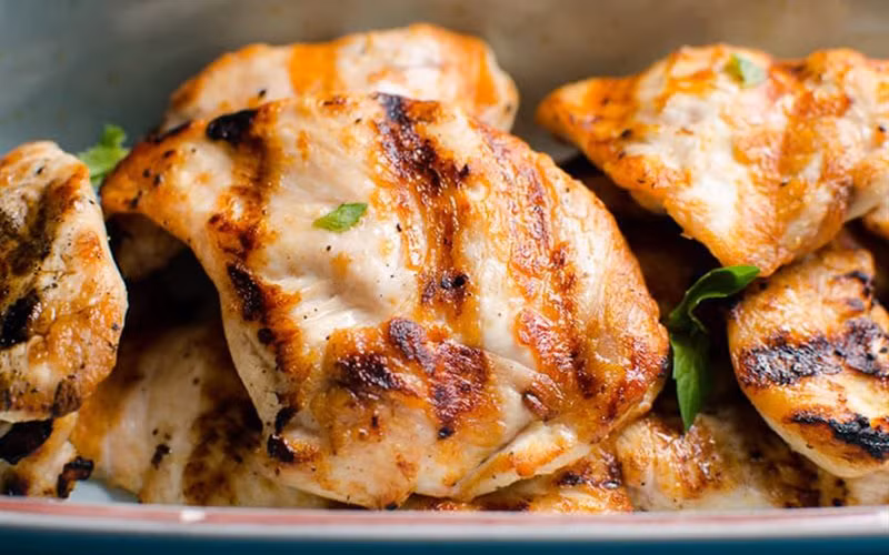 Ức gà: Một phần ức gà nhỏ chứa khoảng 25 gr protein, trong khi một bữa sáng đủ no cũng cần lượng protein tương tự. Do vậy, ăn ức gà vào buổi sáng giúp bạn tràn đầy năng lượng, tăng cảm giác no, từ đó hỗ trợ giảm cân hiệu quả.