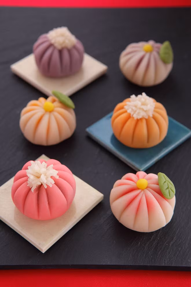 Wagashi đã trở thành một nét văn hóa hấp dẫn của Nhật Bản. Du khách thưởng thức bánh không chỉ thích thú với hương vị ngon miệng mà còn cảm phục bàn tay tài hoa, khéo léo của những người nghệ nhân làm bánh. Ảnh: Internet. 