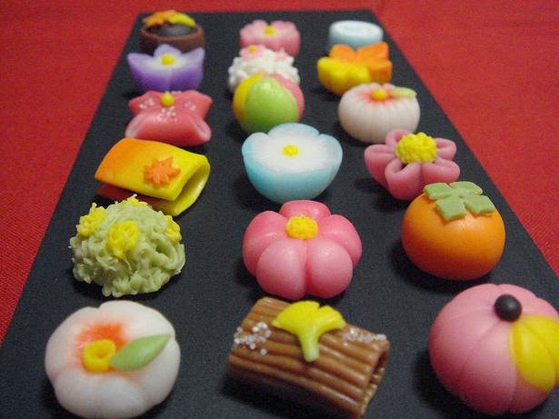 Để thấy hết sự đặc sắc của wagashi, ta phải thưởng thức bánh bằng tất cả 5 giác quan: Nhìn bằng mắt, ngửi bằng mũi, nghe bằng tai, chạm bằng tay, rồi mới đến nếm bằng miệng.
