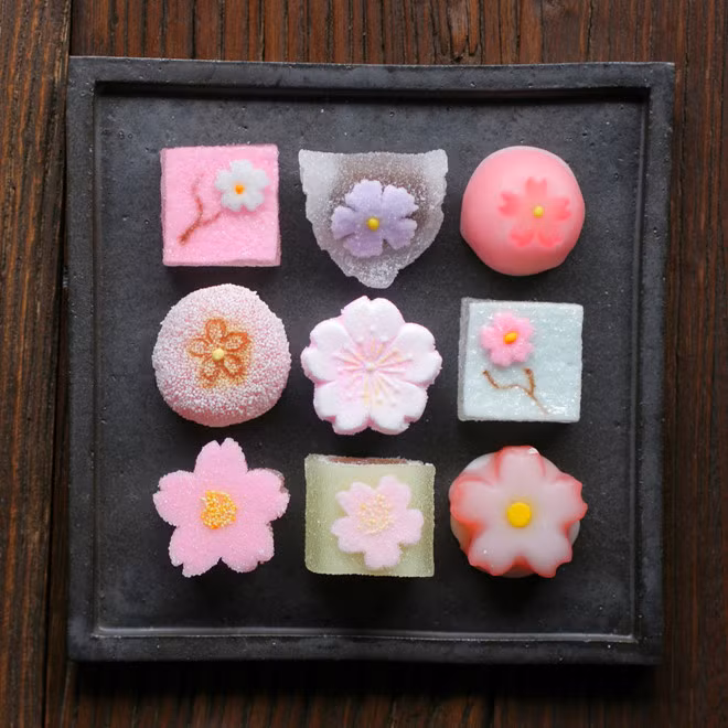 Trước đây, người dân xứ hoa anh đào xem bánh Wagashi là món ăn tế thần, dần dần nó trở nên phổ biến, được xem là đỉnh cao nghệ thuật ẩm thực ở Nhật.