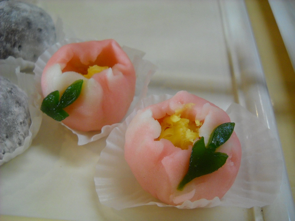 Điểm chung của wagashi là được trình bày đẹp mắt. Màu sắc và hương vị chiếc bánh được làm theo chủ đề thời tiết, cây cỏ theo mùa.