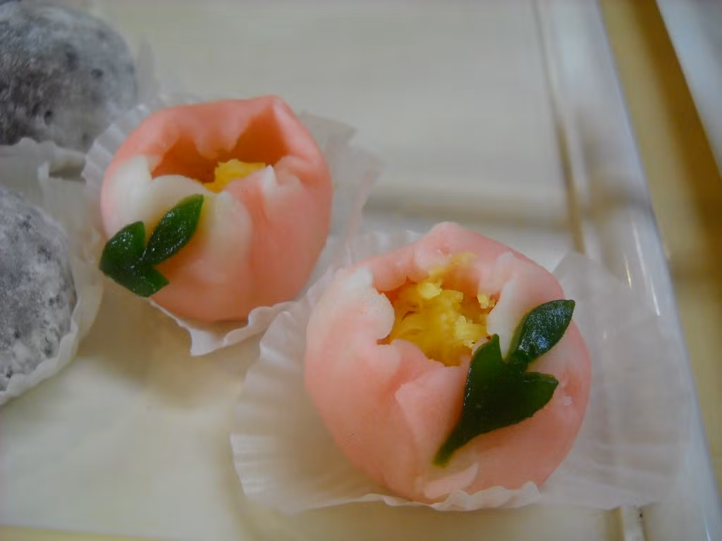 Điểm chung của wagashi là được trình bày đẹp mắt. Màu sắc và hương vị chiếc bánh được làm theo chủ đề thời tiết, cây cỏ theo mùa.