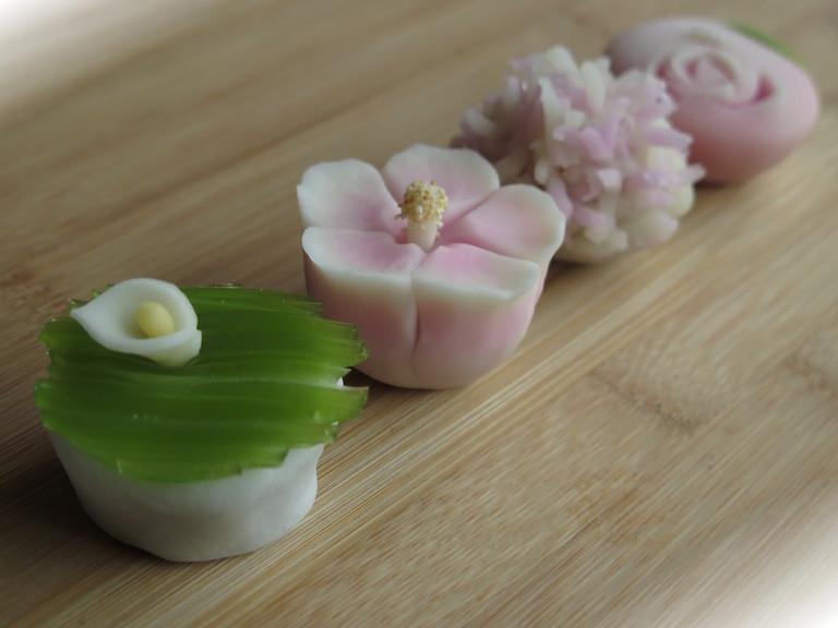 Wagashi là tên các loại bánh ngọt của Nhật được làm chủ yếu từ bột gạo, đậu đỏ, vừng, thường dùng với trà của Nhật Bản.