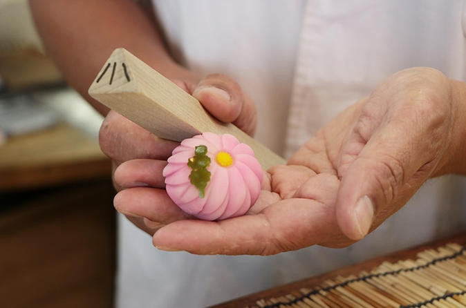 Những người thợ làm bánh chuyên nghiệp thường phải mất 12 năm học tập để thành nghề. Đó là lý do vì sao nhiều người không xem Wagashi là một món bánh tráng miệng mà xem đây như một đỉnh cao nghệ thuật ẩm thực của Nhật Bản.