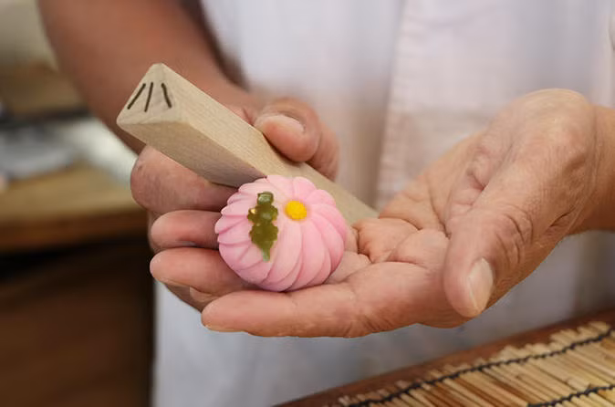 Những người thợ làm bánh chuyên nghiệp thường phải mất 12 năm học tập để thành nghề. Đó là lý do vì sao nhiều người không xem Wagashi là một món bánh tráng miệng mà xem đây như một đỉnh cao nghệ thuật ẩm thực của Nhật Bản.