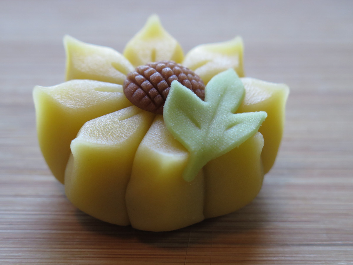 Có rất nhiều loại wagashi, nhưng thành phần chính thường có bột gạo, bột đậu đỏ và đường. Đậu đỏ được sử dụng nhiều bởi hương vị thơm ngon và niềm tin màu đỏ sẽ xua đuổi ma quỷ và bệnh tật.