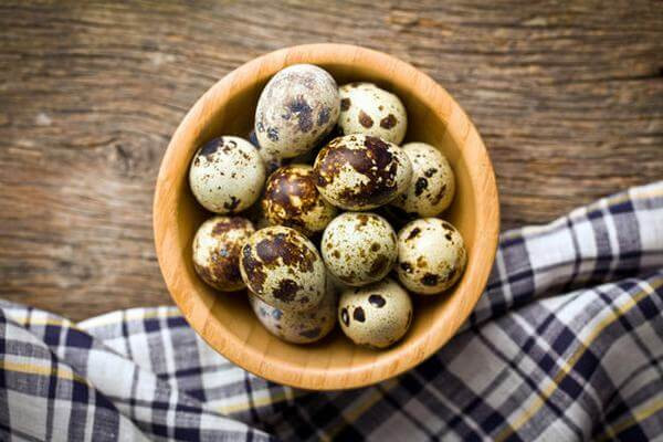 Cải thiện thị lực: Vitamin A có trong trứng chim cút bảo vệ thị lực, giúp giảm thoái hóa điểm vàng và ngăn ngừa sự phát triển của đục thủy tinh thể.