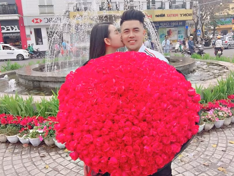 My nam gay sot mang xa hoi khi quy goi tang ban gai 999 doa hong