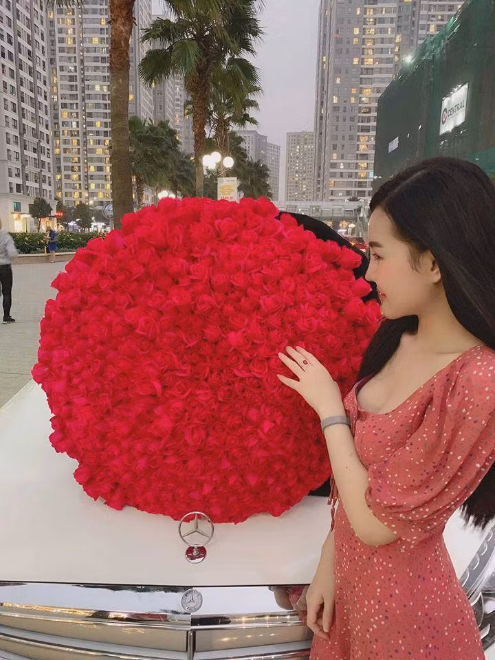 My nam gay sot mang xa hoi khi quy goi tang ban gai 999 doa hong-Hinh-2