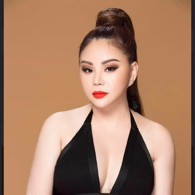 Lê Giang thường xuyên chọn các mẫu đầm khoét ngực sâu để khoe vòng một ngồn ngộn.