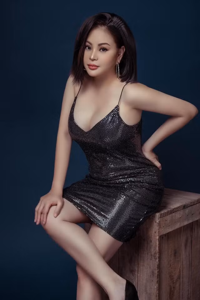Trong loạt hình mới chia sẻ, danh hài Lê Giang gây chú ý khi ăn chiếc đầm 2 dây đầy sexy, quyến rũ.