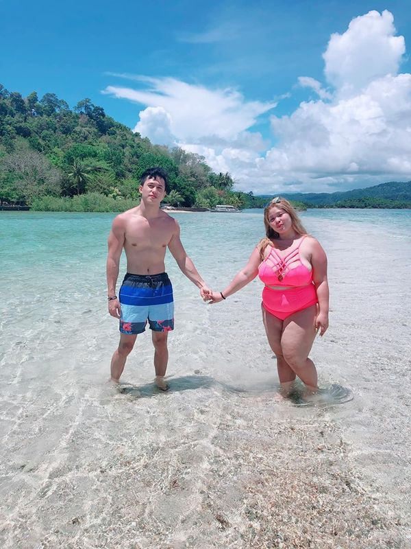 Ngay từ bức ảnh đầu tiên, có thể thấy cặp đôi có một sự "lệch pha" không hề nhẹ. Trong khi chàng trai sở hữu vóc dáng khỏe khoắn, 6 múi nam tính, thì cô gái lại mập mạp. Khi đứng cạnh nhau, trông họ không khác gì số 10.