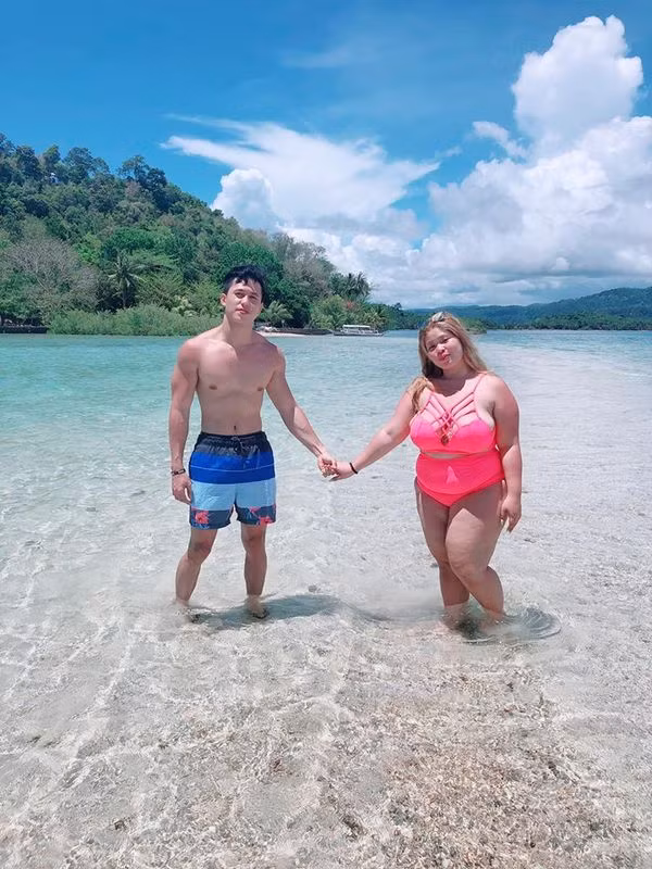 Ngay từ bức ảnh đầu tiên, có thể thấy cặp đôi có một sự "lệch pha" không hề nhẹ. Trong khi chàng trai sở hữu vóc dáng khỏe khoắn, 6 múi nam tính, thì cô gái lại mập mạp. Khi đứng cạnh nhau, trông họ không khác gì số 10.