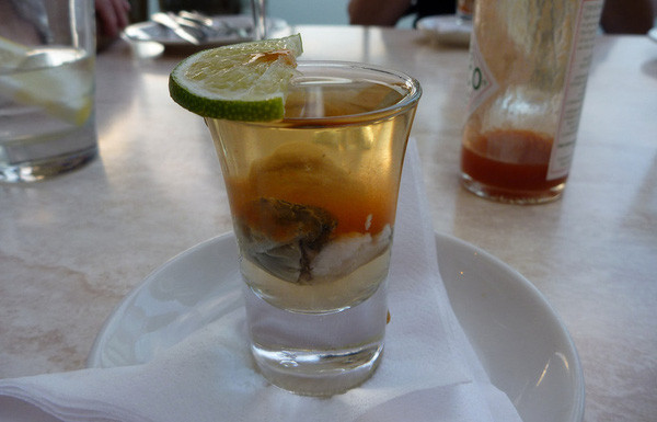 7. Cocktail Prairie oyster - Mỹ: Người Mỹ cũng dùng nước ép cà chua để loại bỏ cơn say. Tuy nhiên, họ còn thêm vào dung dịch nước ép này một quả trứng sống. Hỗn hợp này rất giàu vitamin C, taurine, cysteine, giúp gan hoạt động mạnh và phân hủy các chất độc hại gây say trong rượu.