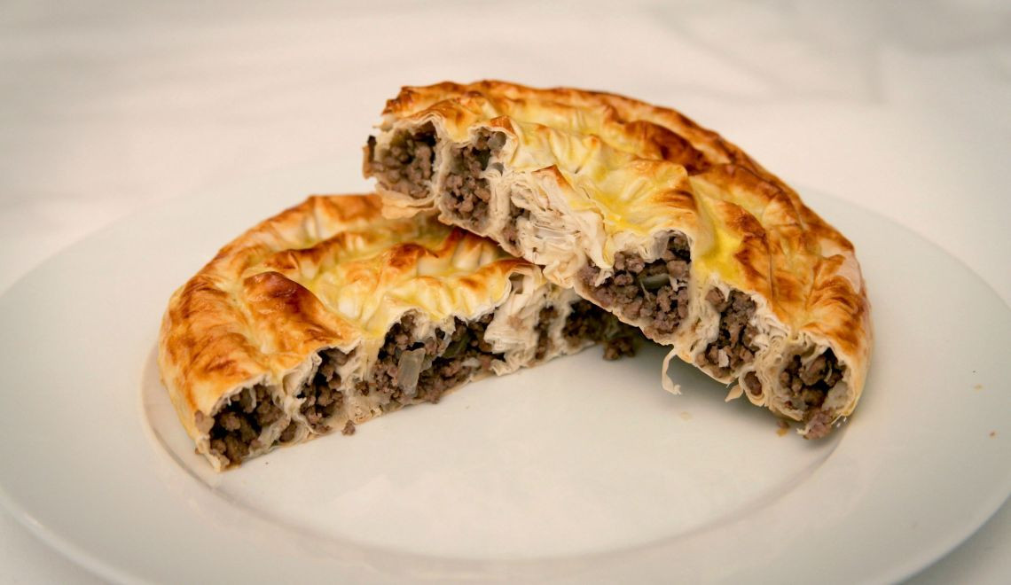 9. Burek – Croatia: “Thuốc giải rượu” truyền thống của Croatia được làm từ bánh ngọt ăn cùng hỗn hợp phô mai hoặc thịt. Vì món này chứa hàm lượng dầu và carbonhydrate cao nên sẽ giúp làm chậm quá trình hấp thụ rượu.