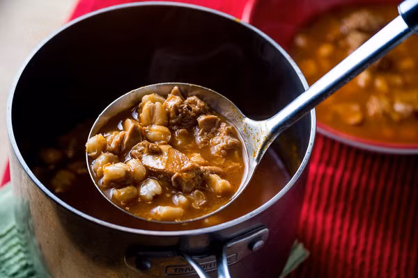 2. Súp Menudo – Mexico: Món súp được nấu từ dạ dày bò cùng thật nhiều tiêu đỏ này của Mexico sẽ kích thích các giác quan của người say rượu và khiến đầu óc họ trở nên tỉnh táo hơn.