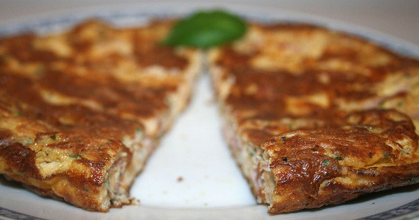 10. Trứng đà điểu ốp lết - Nam Phi: Mỗi quả trứng đà điểu tương đương với 20 quả trứng gà, và nặng tới 1,4kg. Món ốp lết trứng đà điểu không chỉ ngon, giàu dinh dưỡng mà còn có tác dụng như một món giúp bạn đối phó với uống rượu quá nhiều.