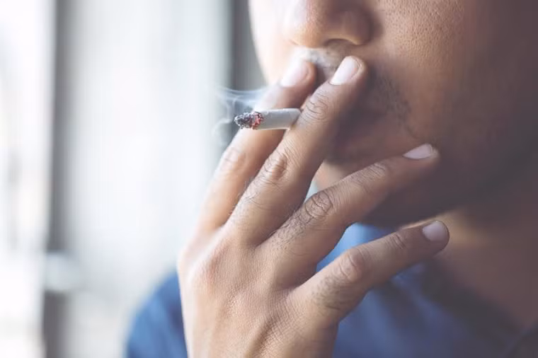 6. Hút thuốc: Thông thường, hút thuốc có liên quan trực tiếp đến việc gây tổn thương cho phổi hoặc tim, ngoài ra, nó cũng ảnh hưởng tới sức khỏe của thận. Điều này là do hút thuốc để lại nhiều protein trong nước tiểu, đó là dấu hiệu đáng báo động cho sức khỏe của thận.