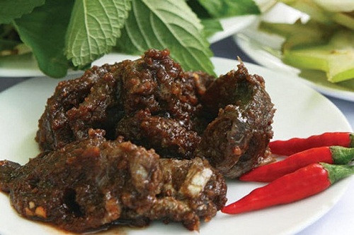 Mắm chua không xương Vĩnh Hưng: Món ngon này được chế biến bằng cách ủ lên men cá tươi qua nhiều công đoạn khá cầu kỳ. Mắm có vị chua, cay, mặn, ngọt, hòa quyện vào nhau tạo nên hương vị nồng nàn khó quên. Mắm chua có thể dùng để chấm trái cây, rau, thịt luộc…