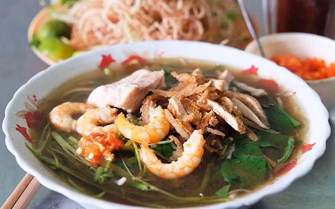 Bún nước lèo: Ở Bạc Liêu, bún nước lèo được bày bán khắp mọi nơi. Cái hay của nước lèo ở đây là người ta cho củ cải vào ngâm để tăng độ ngọt tự nhiên. Chính vì thế mà chỉ cần cho thêm chút rau sống, tôm, thịt, giá đỗ là có ngay một bát bún thơm ngon.