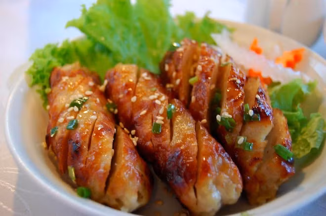 Bún xào nem nướng: Khi tới Bạc Liêu, bạn sẽ mê ngay món bún xào nem nướng vô cùng mới lạ và thơm ngon. Từng sợi bún trắng mềm ăn kèm với nem nướng nóng hổi, rau sống tươi ngon, tạo nên món ngon không thể chối từ.