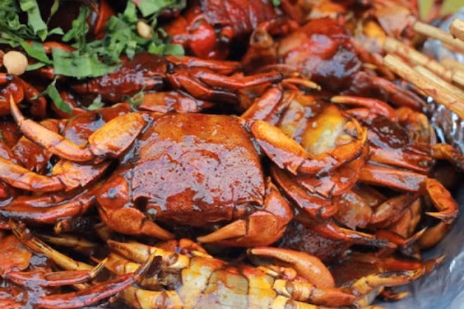 Ba khía muối: Ba khía hay còn gọi là cua đồng nhưng nhỏ hơn một chút và chỉ sống ở vùng nước mặn. Ba khía muối là món ăn thường ngày của người dân Bạc Liêu và hay được ăn kèm với canh chua. Tuy là món ăn bình dân nhưng hương vị đậm đà của nó khiến người ăn không thể nào quên được.