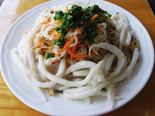 Bánh tằm Ngan Dừa: Đây là đặc sản có từ lâu đời ở thị trấn Ngan Dừa, huyện Hồng Dân, tỉnh Bạc Liêu. Bánh được ăn kèm với nước cốt dừa béo ngậy, dưa leo thái sợi nhỏ, các loại rau thơm, xà lách, giá đỗ trụng, cùng với một chén nước mắm chua cay đậm đà làm cho người ăn nhớ mãi không quên.