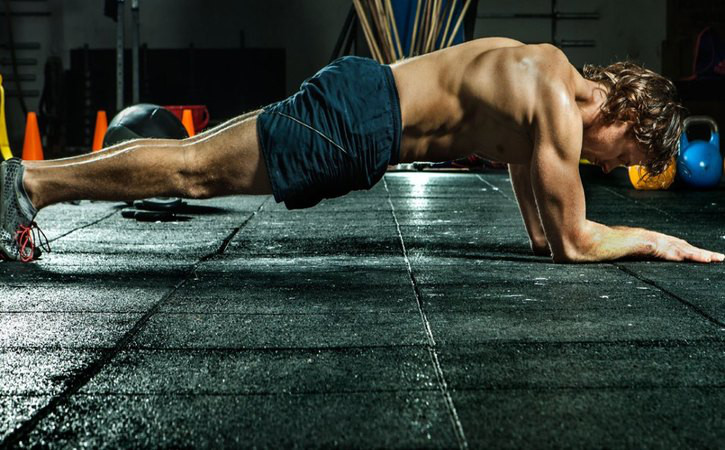 Plank: Đây là bài tập rất hữu hiệu để giảm mỡ vùng bụng. Bạn hãy chống hai khuỷu tay vuông góc với sàn, nhón hai mũi chân sao cho lưng, hông và đầu thẳng nhau. Giữ nguyên tư thế này ít nhất 30 giây, sau đó tập lại nhiều lần.