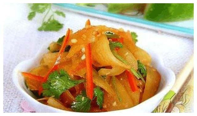 1. Nộm vỏ dưa hấu: Sau khi ăn phần thịt đỏ và loại bỏ lớp vỏ xanh bên ngoài, thái lát mỏng phần thịt trắng sau đó trộn với muối, giấm, ớt đỏ và nêm gia vị vừa ăn. Món này ăn có vị hơi cay nhưng rất lạ miệng, không hề đắng mà chua ngọt vừa miệng.