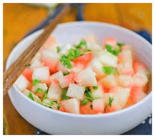 2. Salad cùi dưa hấu: Vỏ dưa chỉ lấy phần thịt trắng, cắt khúc nhỏ, ngâm nước muối để 15 phút rồi vớt ra rửa sạch, tiếp tục trộn với gia vị, để trong ngăn mát tầm 30 phút trước khi lấy ra ăn, có thể ăn kèm với các loại rau xanh khác.