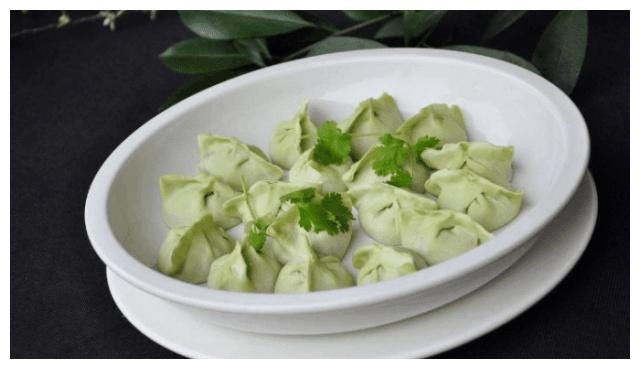 5. Bánh bao vỏ dưa hấu: Phần vỏ màu xanh có thể đem xay nhuyễn rồi trộn với bột để làm vỏ bánh bao, bên trong mọi người có thể làm nhân thịt heo và thịt trắng của dưa hấu băm nhuyễn.