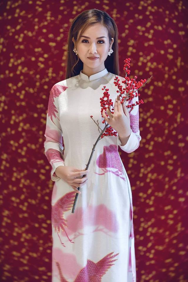 Võ Hạ Trâm mặc áo dài truyền thống rất duyên dáng. Ảnh: FBNV.