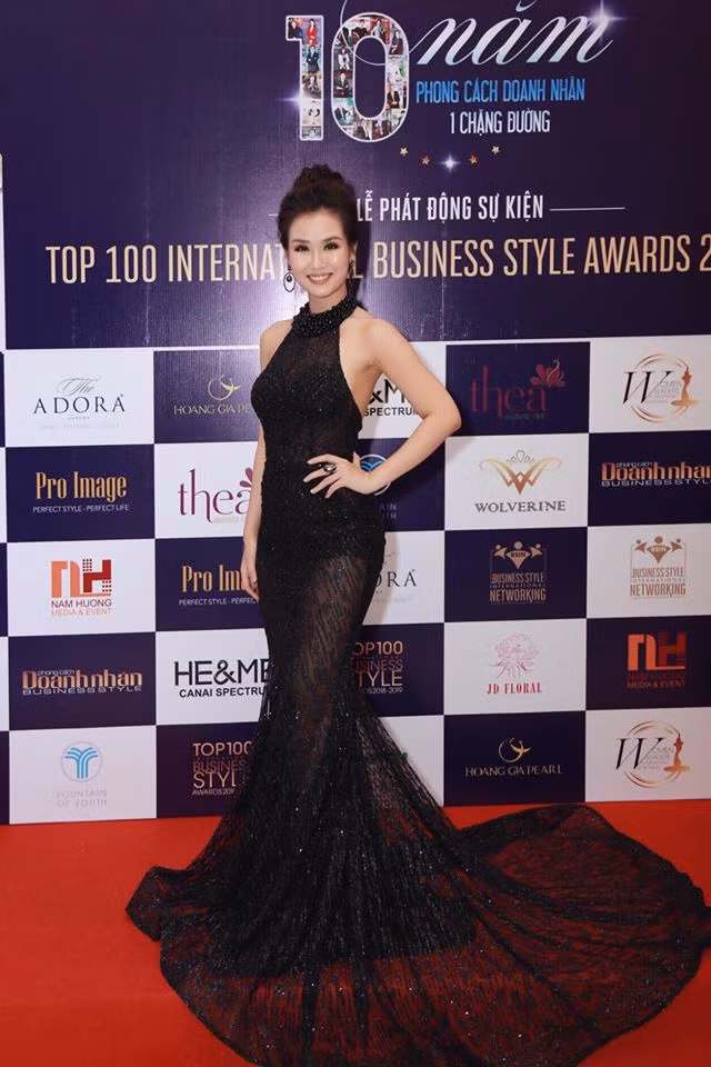 Võ Hạ Trâm diện đầm cổ yếm cực kỳ sang chảnh và quyến rũ.