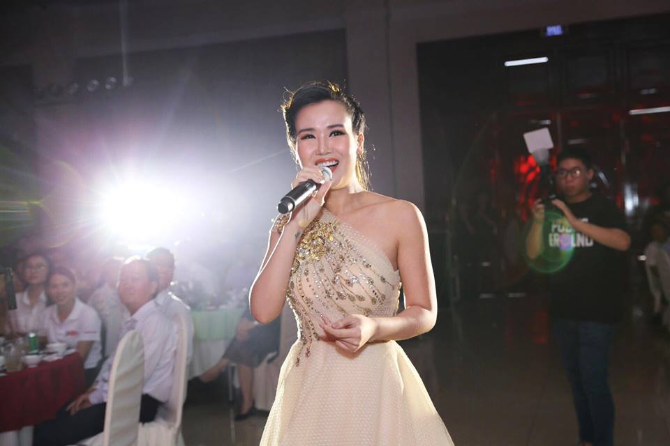 Không chỉ khiến người hâm mộ mê mẩn bởi giọng hát cao vút, trong trẻo, Võ Hạ Trâm thu hút khán giả bởi cách ăn mặc đẹp như “thiên thần” mỗi khi đứng trên sân khấu.