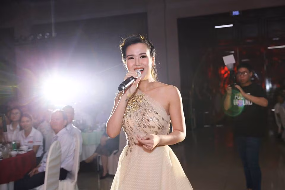 Không chỉ khiến người hâm mộ mê mẩn bởi giọng hát cao vút, trong trẻo, Võ Hạ Trâm thu hút khán giả bởi cách ăn mặc đẹp như “thiên thần” mỗi khi đứng trên sân khấu.