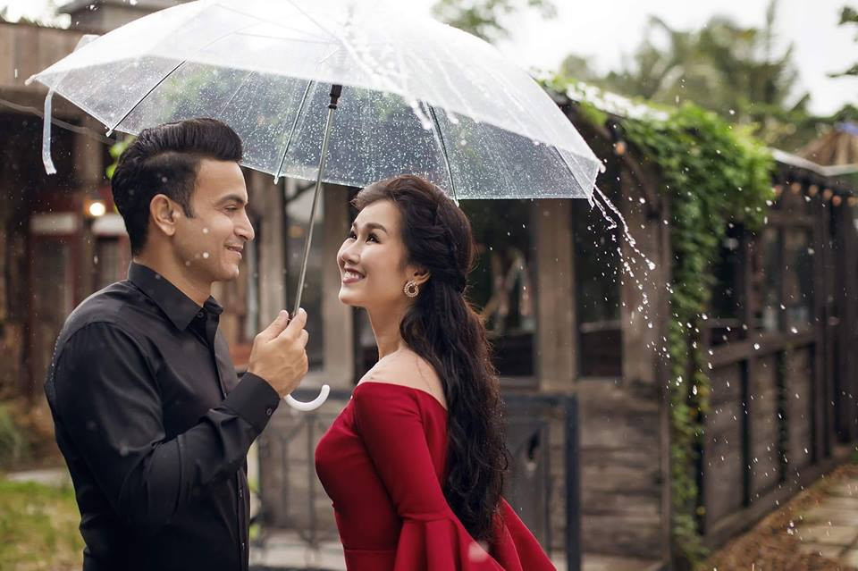 Hôm qua (14/1), nữ ca sĩ Võ Hạ Trâm và hôn phu Vikas Chaudhary tổ chức lễ rước dâu tại nhà riêng TP.HCM sau thời gian công khai hẹn hò. Cô dâu Hạ Trâm có cách ăn mặc tinh tế và gợi cảm.