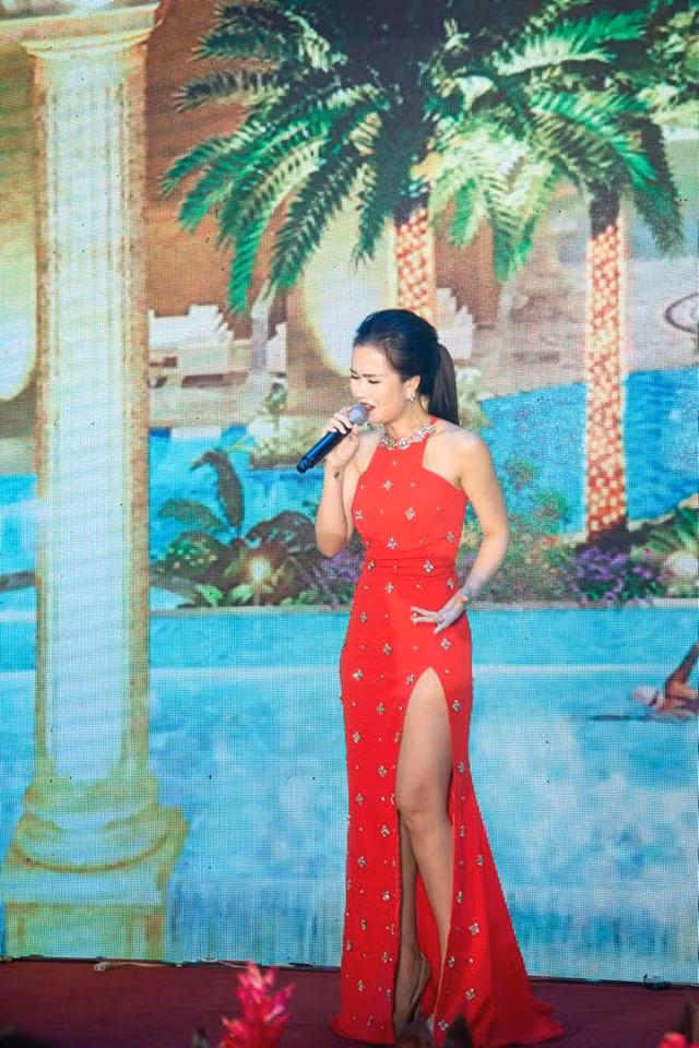 Trên sân khấu, cô nàng luôn quyến rũ với đầm đỏ khoe vóc dáng hoàn hảo.