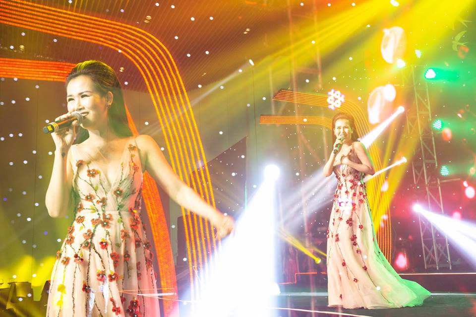 Chiếm đầm hoa đào tinh tế giúp nữ ca sĩ tỏa sáng trên sân khấu.