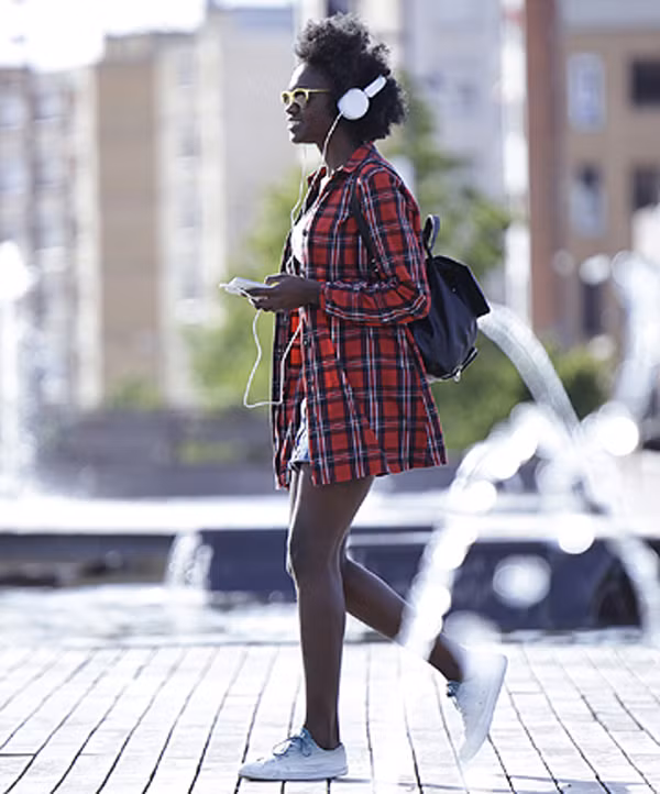 Tập thể dục: Theo các chuyên gia, bất kì loại hình thể dục, thể thao nào cũng có lợi cho giấc ngủ. Vì vậy, dù bạn không có thời gian đến phòng tập, bạn hoàn toàn có thể dành 10 phút đi bộ, lên xuống cầu thang hoặc dạo quanh tòa nhà vào giờ nghỉ trưa. Bất kì dạng vận động nào cũng giúp bạn ngủ ngon hơn..