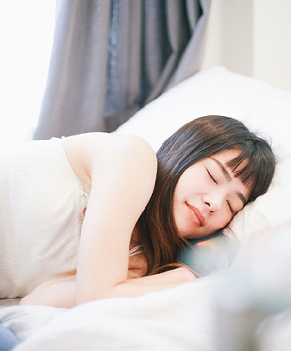 Thiết kế phòng ngủ: Khi bạn thêm vào phòng ngủ những vật dụng như thiết bị tập thể dục, tivi, văn phòng phẩm tại nhà, phòng ngủ sẽ trở nên đa mục đích và khiến mục đích chính là dành để ngủ sẽ không đạt hiệu quả. Tốt nhất bạn nên giữ phòng ngủ tối giản để có được giấc ngủ ngon nhất.