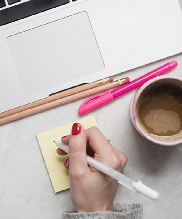 Quên hết những lo âu trước khi đi ngủ: Hãy tạo cho mình thói quen viết ra danh sách những việc cần làm, bao gồm cả những việc đang khiến bạn lo âu. Việc này có thể giúp ngăn những suy nghĩ, lo lắng làm gián đoạn giấc ngủ của bạn.