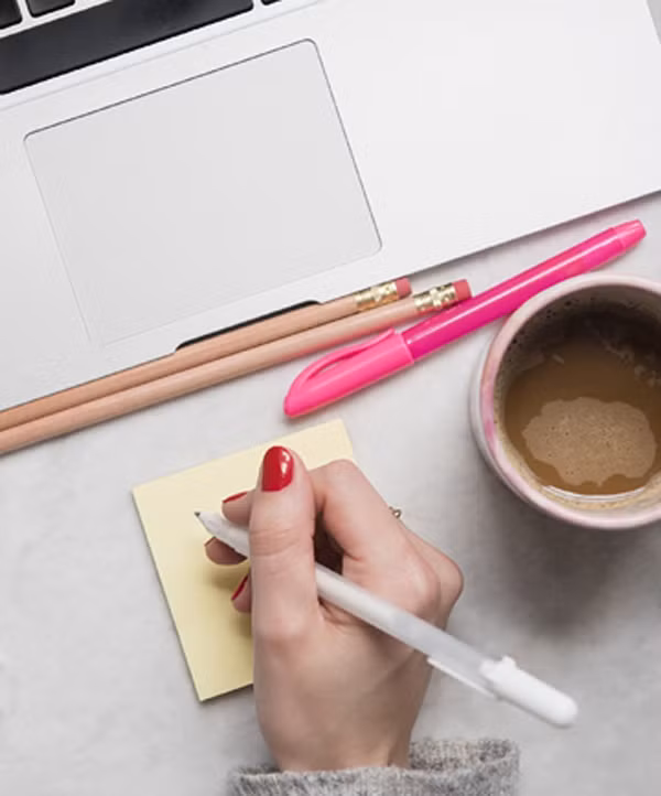 Quên hết những lo âu trước khi đi ngủ: Hãy tạo cho mình thói quen viết ra danh sách những việc cần làm, bao gồm cả những việc đang khiến bạn lo âu. Việc này có thể giúp ngăn những suy nghĩ, lo lắng làm gián đoạn giấc ngủ của bạn.