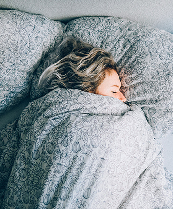 Duy trì lịch ngủ cố định: Các tổn thương do thiếu ngủ không thể được bù đắp bằng việc ngủ bù vào cuối tuần. Việc ngủ bù vào cuối tuần thực chất sẽ ảnh hưởng đến đồng hồ sinh học của cơ thể, dẫn đến hiện tượng lệch múi giờ. Tốt nhất là bạn nên lên lịch ngủ đủ giấc mỗi ngày trong tuần - tức là 7 đến 9 giờ mỗi đêm đối với người lớn.