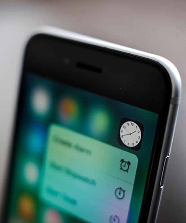 Hẹn giờ đi ngủ: Hầu hết chúng ta đều hẹn giờ báo thức, vậy tại sao không hẹn giờ để báo giờ đi ngủ? Chúng ta thường dễ bị xao nhãng và lùi giờ đi ngủ lại. Vì vậy, hãy đặt chuông báo 30 phút trước khi đi ngủ để bạn có thể thả lỏng và thư giãn trước khi lên giường.