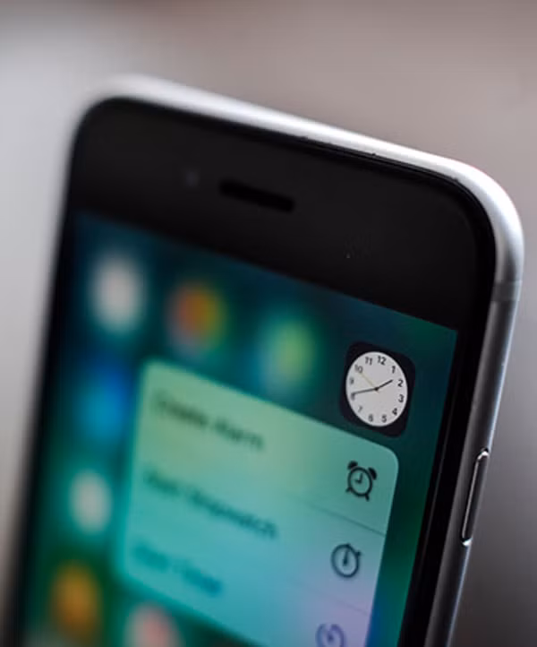 Hẹn giờ đi ngủ: Hầu hết chúng ta đều hẹn giờ báo thức, vậy tại sao không hẹn giờ để báo giờ đi ngủ? Chúng ta thường dễ bị xao nhãng và lùi giờ đi ngủ lại. Vì vậy, hãy đặt chuông báo 30 phút trước khi đi ngủ để bạn có thể thả lỏng và thư giãn trước khi lên giường.