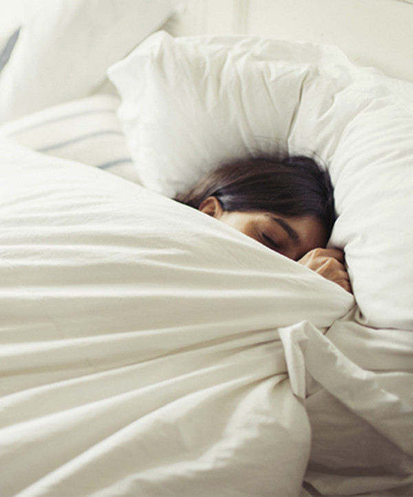 Giảm ánh sáng phòng ngủ về mức tối thiểu: Các chuyên gia khuyến cáo nên để ánh sáng phòng ngủ ở mức tối thiểu để bạn có thể ngủ lại ngay nếu bị tỉnh giấc giữa chừng.