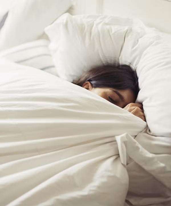 Giảm ánh sáng phòng ngủ về mức tối thiểu: Các chuyên gia khuyến cáo nên để ánh sáng phòng ngủ ở mức tối thiểu để bạn có thể ngủ lại ngay nếu bị tỉnh giấc giữa chừng.